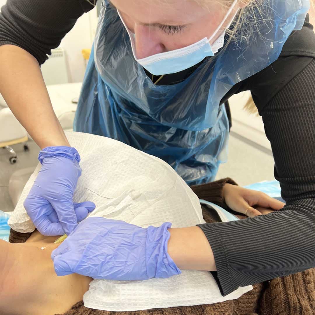 Magdalena Wasiewicz treating a client at Skin Anatomy