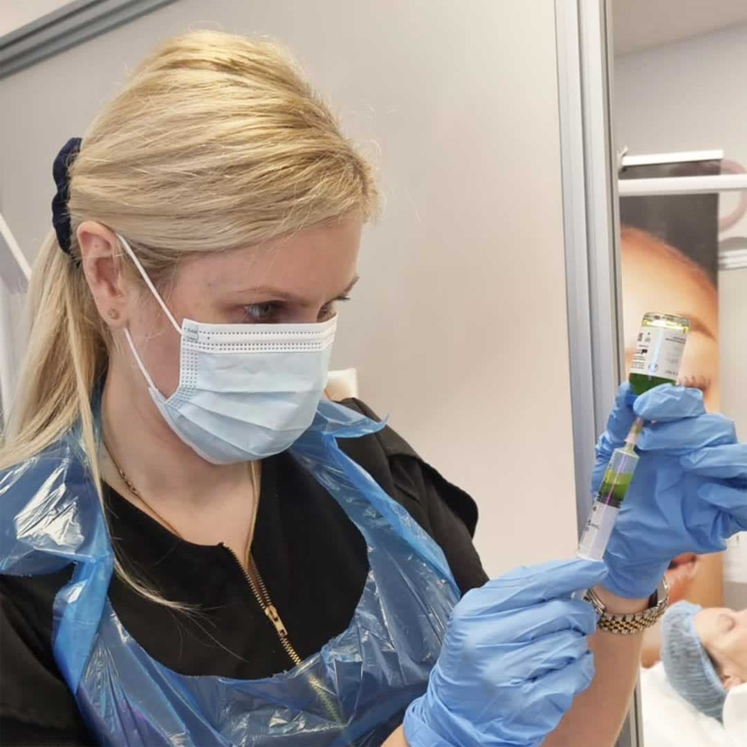 Magdalena Wasiewicz preparing a hyaluronic acid filler treatment